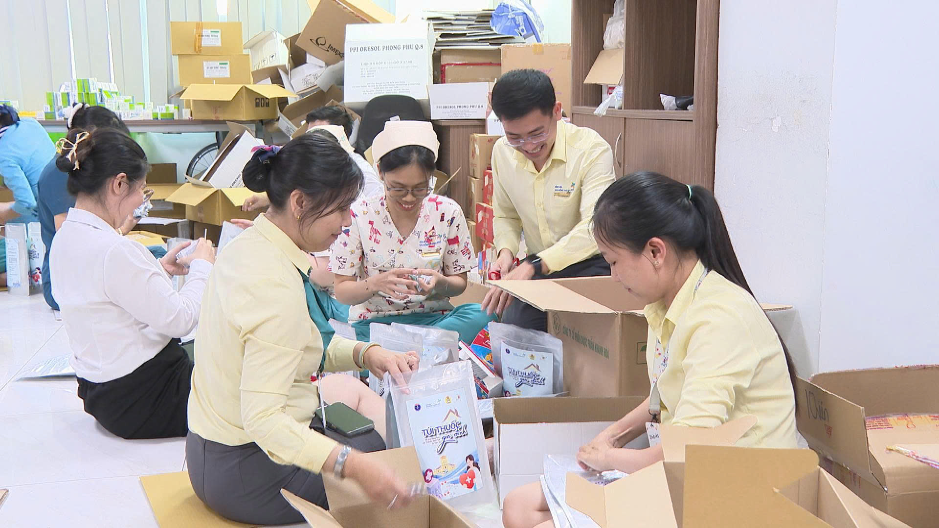 Hàng ngàn túi thuốc đến bà con vùng bão, lũ - Ảnh 2.