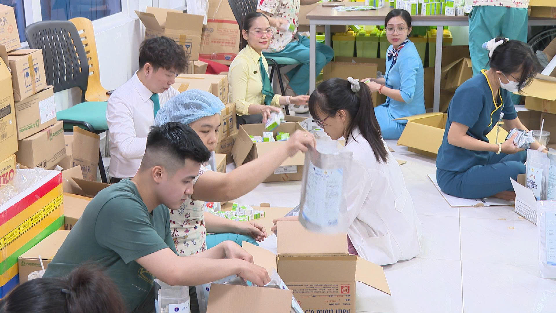 Hàng ngàn túi thuốc đến bà con vùng bão, lũ - Ảnh 3.