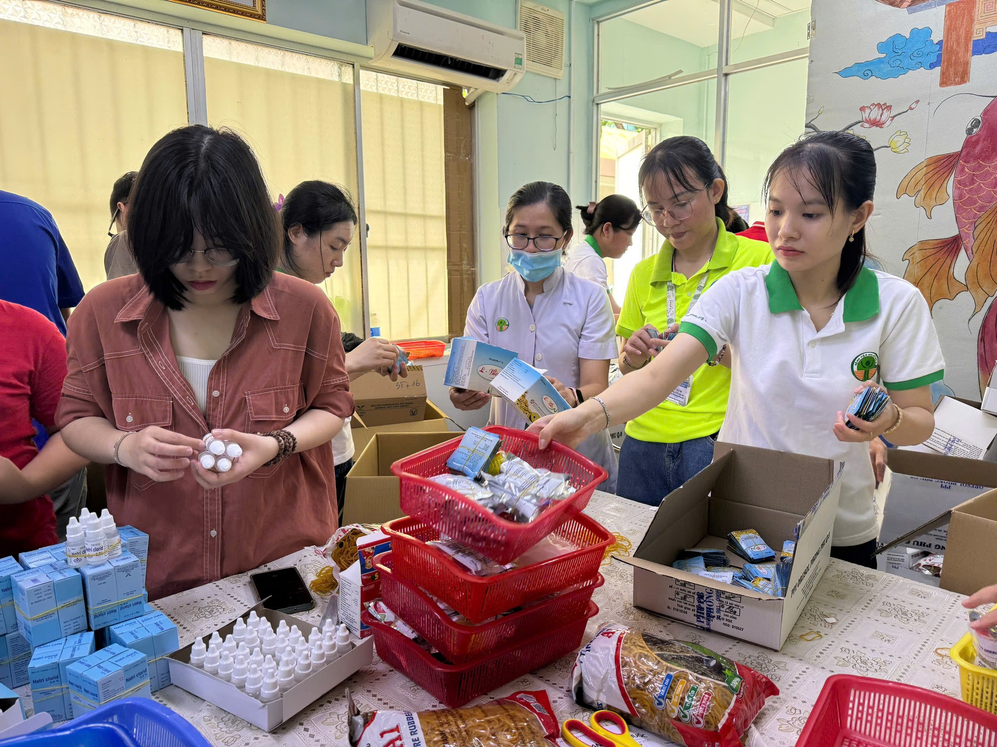 Hàng ngàn túi thuốc đến bà con vùng bão, lũ - Ảnh 8.