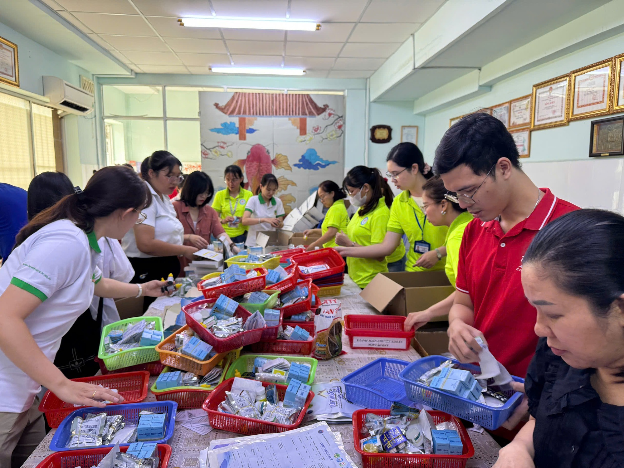 Hàng ngàn túi thuốc đến bà con vùng bão, lũ - Ảnh 9.