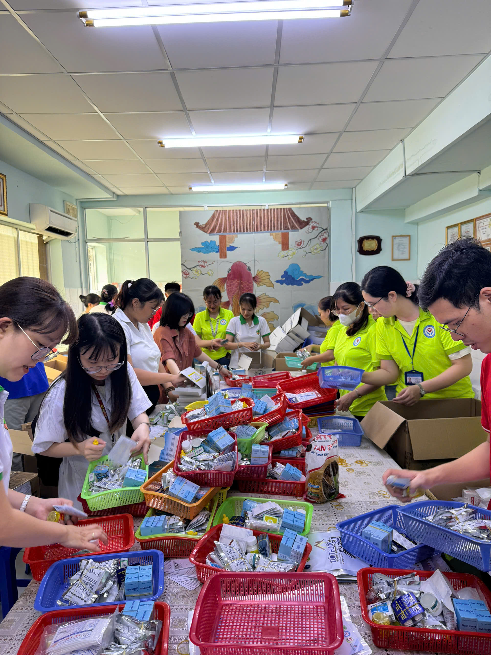 Hàng ngàn túi thuốc đến bà con vùng bão, lũ - Ảnh 6.