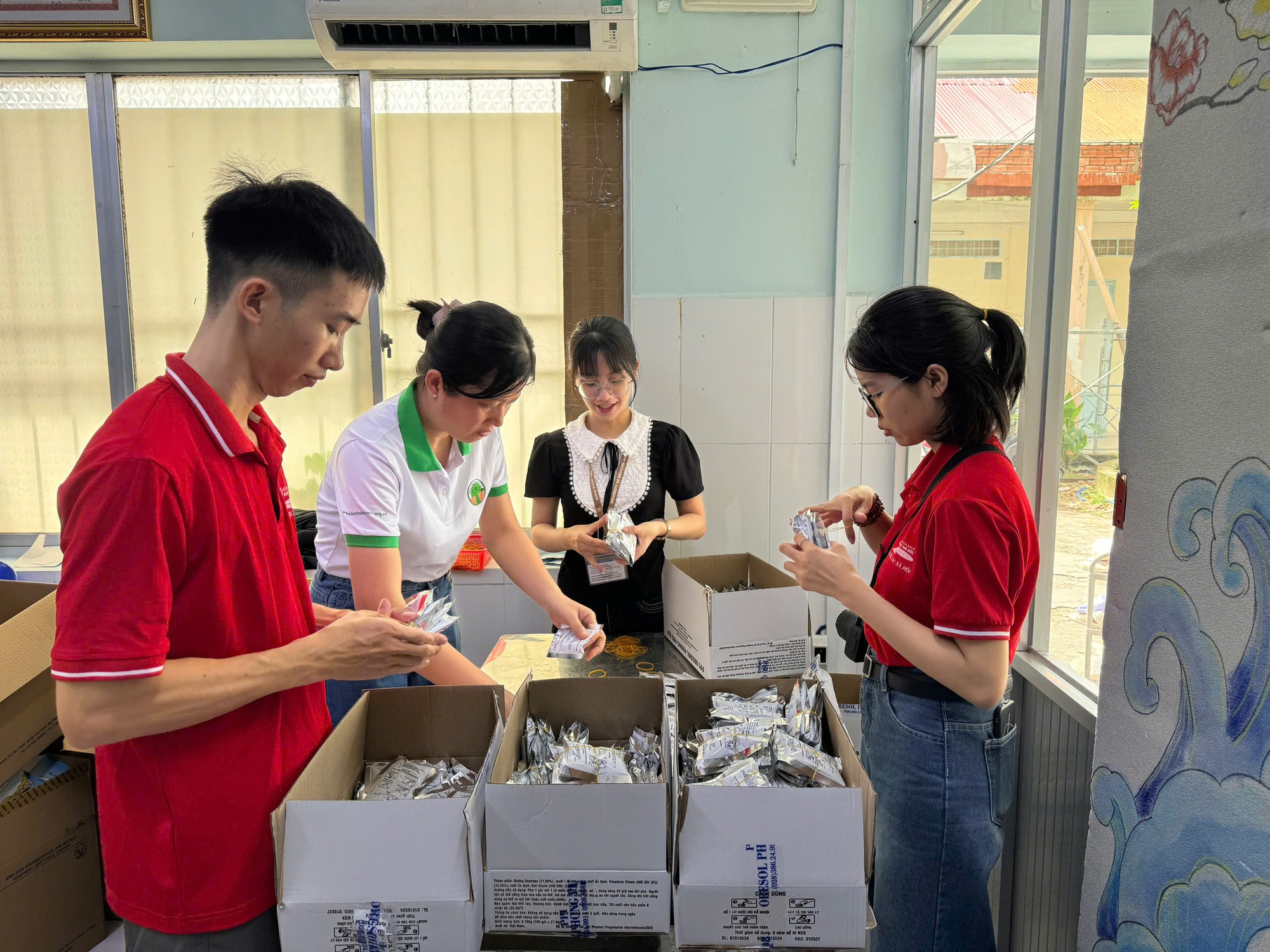 Hàng ngàn túi thuốc đến bà con vùng bão, lũ - Ảnh 7.