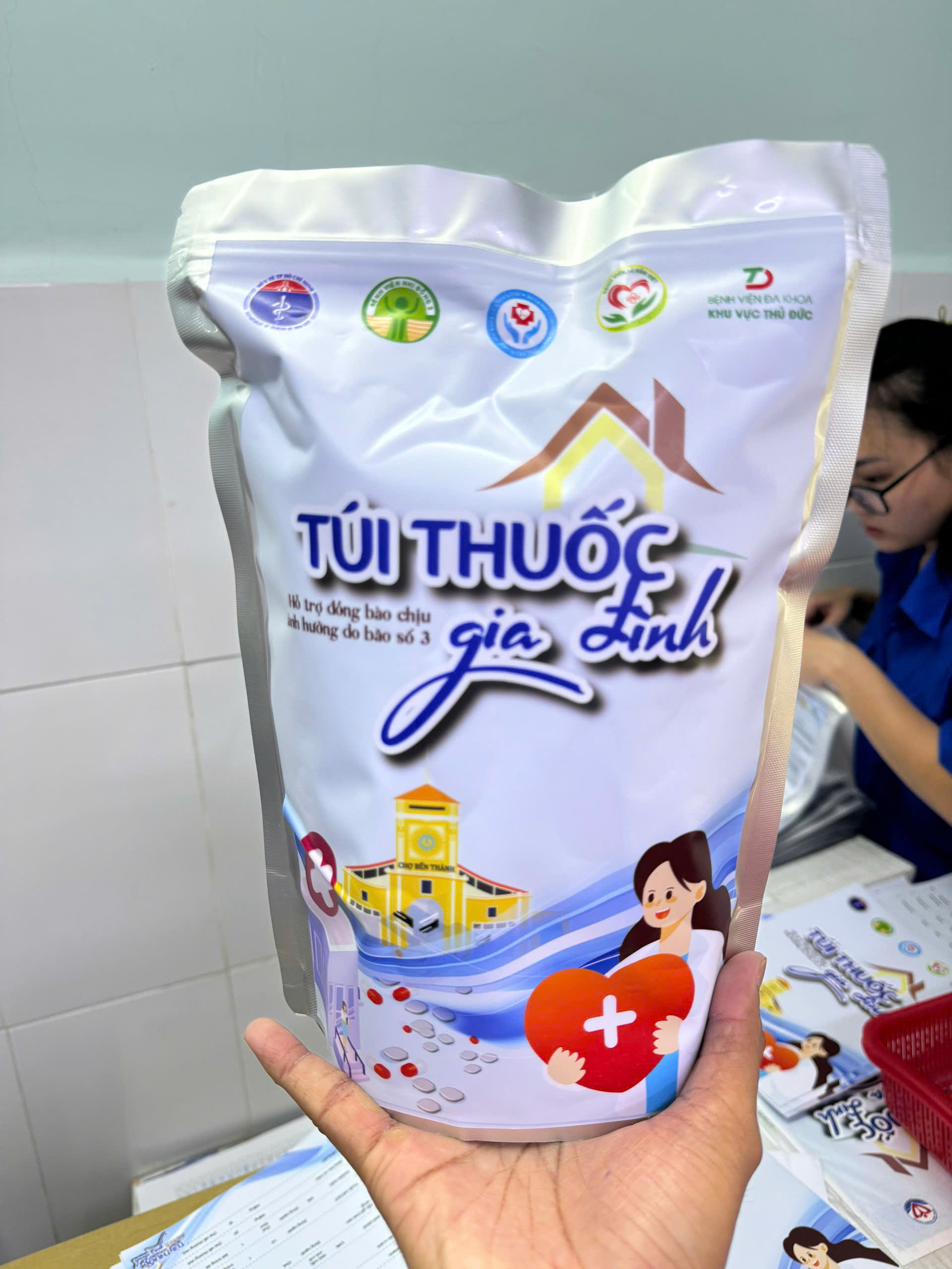 Hàng ngàn túi thuốc đến bà con vùng bão, lũ - Ảnh 4.