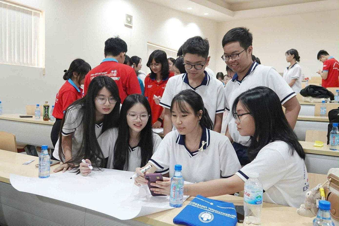 TPHCM thí điểm không cho học sinh dùng điện thoại giờ ra chơi - Ảnh 2.