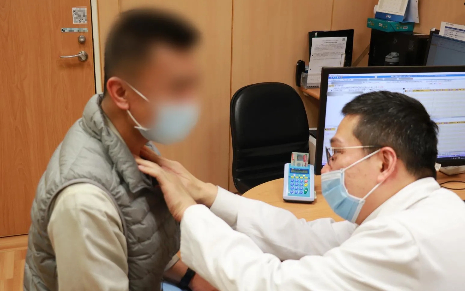 Chàng trai rất khỏe mạnh bỗng phát hiện u tuyến giáp, bác sĩ nói: Thấy 4 thứ này ở cổ phải khám ngay!