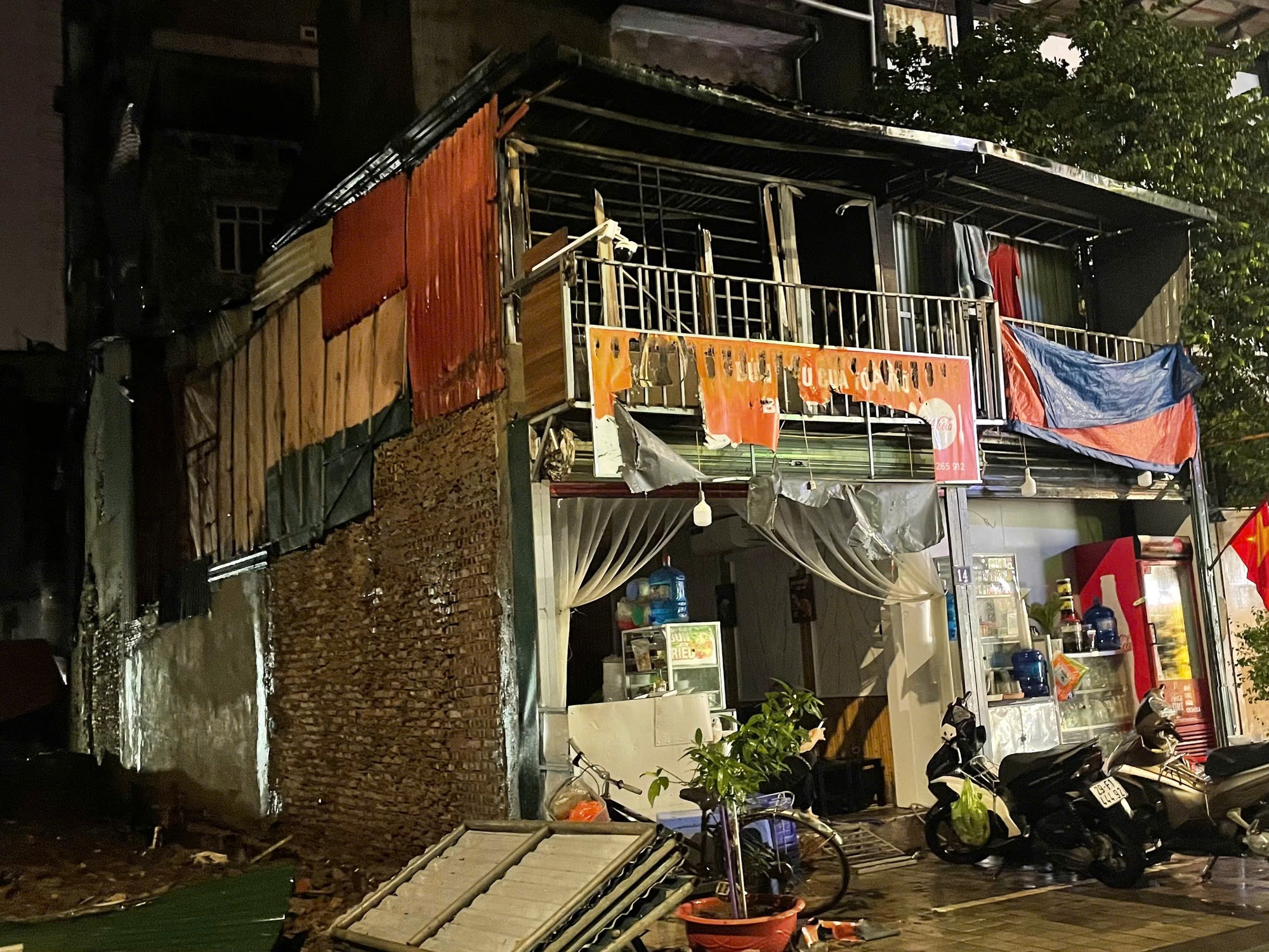 Cháy nhà Hà Nội: Ngọn lửa dữ dội giữa cơn mưa lớn làm rúng động phố Nguyễn Văn Tuyết - Ảnh 2. Cháy nhà Hà Nội: Ngọn lửa dữ dội giữa cơn mưa lớn làm rúng động phố Nguyễn Văn Tuyết - Ảnh 2.