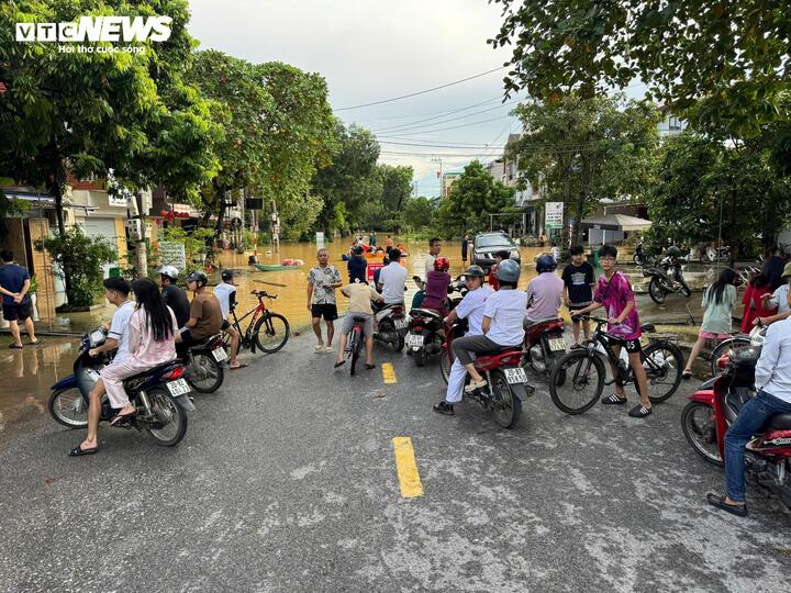 Con gái bật khóc tìm cha mẹ già mất liên lạc giữa tứ bề ngập lụt - Ảnh 2.