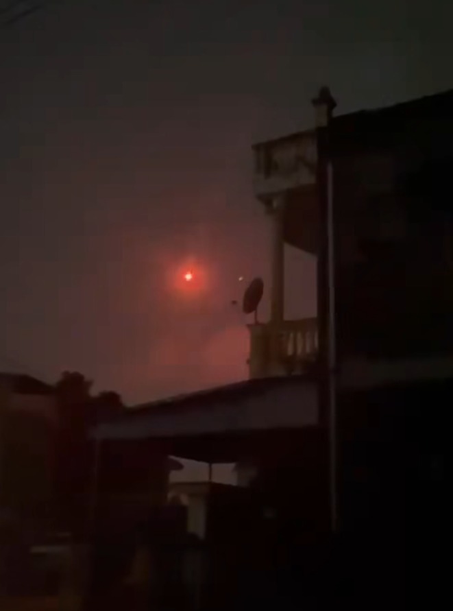 Đêm trắng tuyệt vọng ở Thái Nguyên: Pháo sáng S.O.S bắn lên, lời cầu cứu khắp nơi vì lũ dâng vượt mức lịch sử- Ảnh 1. Đêm trắng tuyệt vọng ở Thái Nguyên: Pháo sáng S.O.S bắn lên, lời cầu cứu khắp nơi vì lũ dâng vượt mức lịch sử- Ảnh 1.