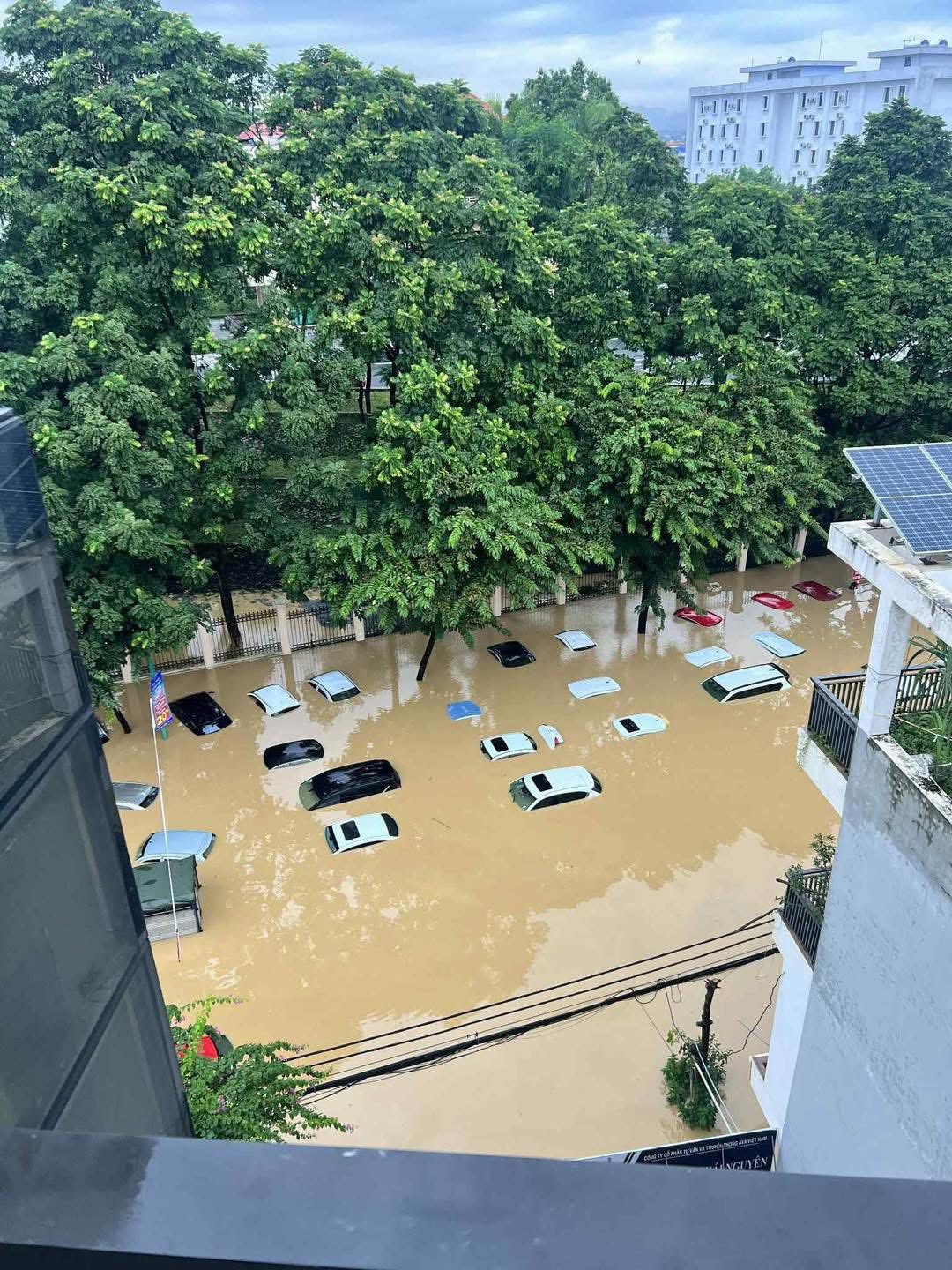 Đêm trắng tuyệt vọng ở Thái Nguyên: Pháo sáng S.O.S bắn lên, lời cầu cứu khắp nơi vì lũ dâng vượt mức lịch sử- Ảnh 7. Đêm trắng tuyệt vọng ở Thái Nguyên: Pháo sáng S.O.S bắn lên, lời cầu cứu khắp nơi vì lũ dâng vượt mức lịch sử- Ảnh 7.