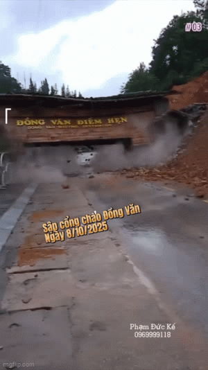 Mưa lớn gây sạt lở, sập công trình cổng chào xã Đồng Văn: Khoảnh khắc đau lòng - Ảnh 1.