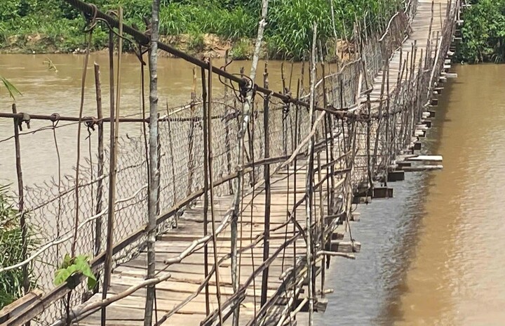 Cầu treo rệu rã chờ sập, dân vùng cao Quảng Ngãi ‘nín thở’ đi qua - Ảnh 3. Cầu treo rệu rã chờ sập, dân vùng cao Quảng Ngãi ‘nín thở’ đi qua - Ảnh 3.