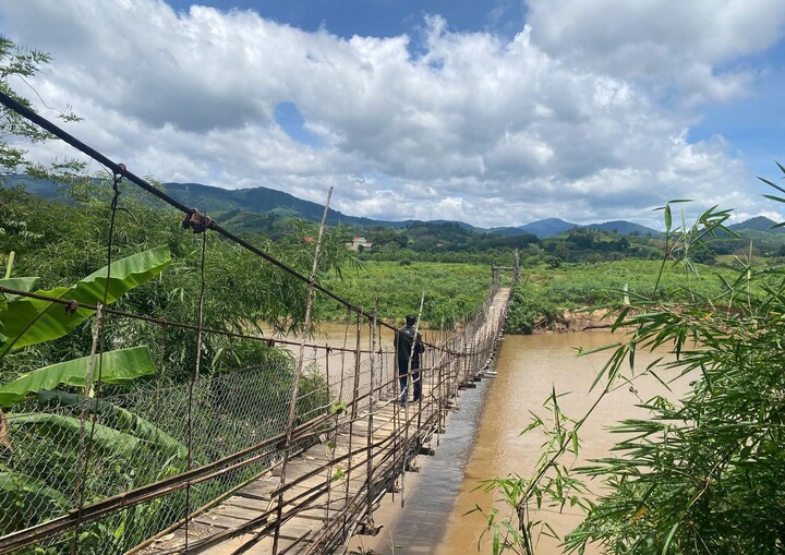 Cầu treo rệu rã chờ sập, dân vùng cao Quảng Ngãi ‘nín thở’ đi qua - Ảnh 1. Cầu treo rệu rã chờ sập, dân vùng cao Quảng Ngãi ‘nín thở’ đi qua - Ảnh 1.