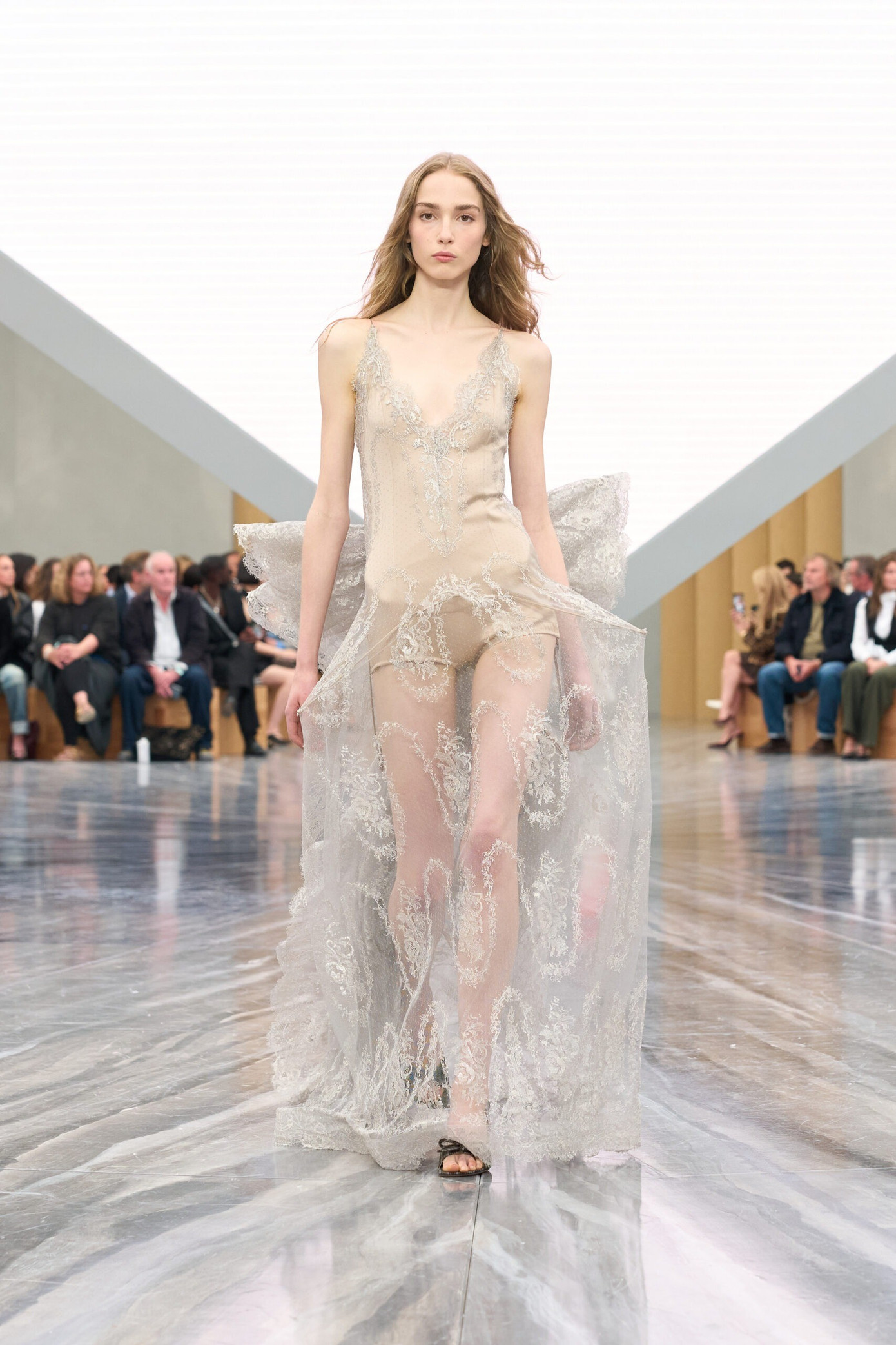 dior-w-rtw-ss26-look-06-scaled-1759893932497-1759893932588465509895.jpg