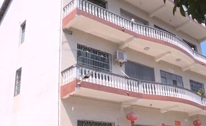Cha già 92 tuổi cô độc trong căn nhà sắp đổ, 5 con trai ở biệt thự bao quanh, bị chỉ trích chỉ nói: &quot;Không phải việc của tôi&quot; - Ảnh 2.