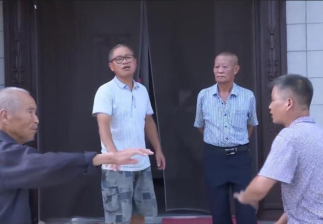 Cha già 92 tuổi cô độc trong căn nhà sắp đổ, 5 con trai ở biệt thự bao quanh, bị chỉ trích chỉ nói: &quot;Không phải việc của tôi&quot; - Ảnh 5.