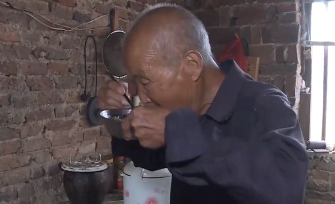 Cha già 92 tuổi cô độc trong căn nhà sắp đổ, 5 con trai ở biệt thự bao quanh, bị chỉ trích chỉ nói: &quot;Không phải việc của tôi&quot; - Ảnh 4.