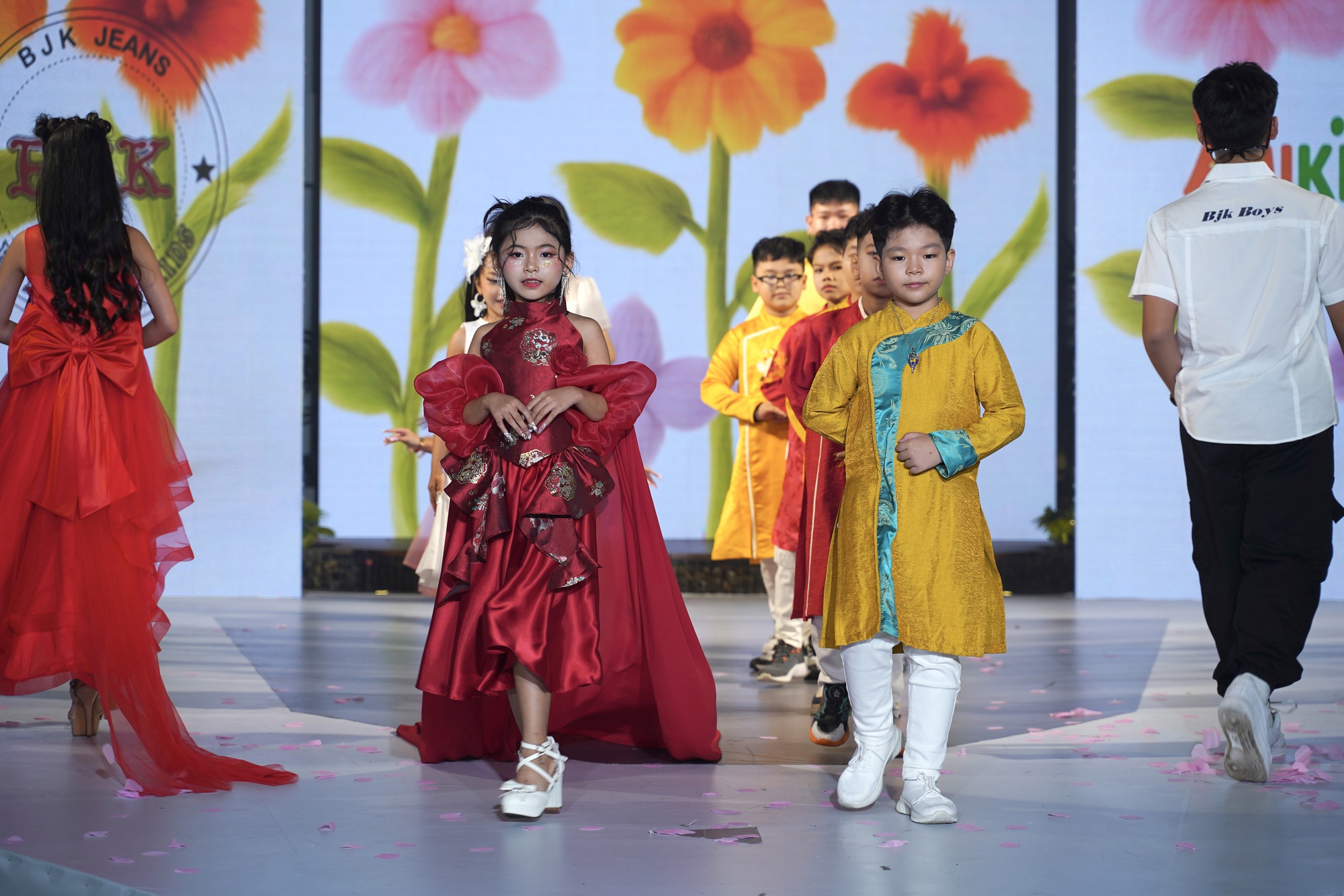 “Em Bé Chất” Xệ Xệ làm vedette, khuấy động sàn diễn thời trang nhí- Ảnh 16. “Em Bé Chất” Xệ Xệ làm vedette, khuấy động sàn diễn thời trang nhí- Ảnh 16.