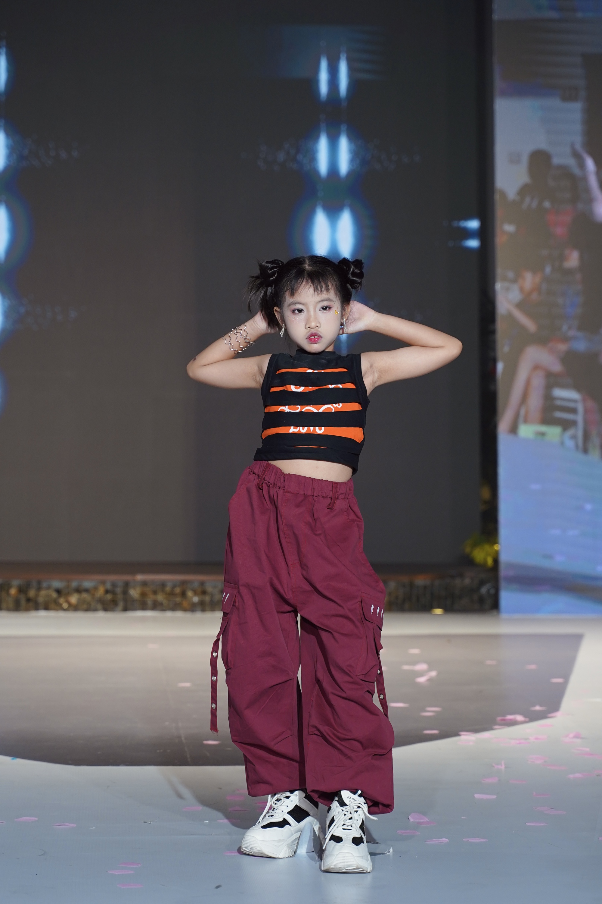 “Em Bé Chất” Xệ Xệ làm vedette, khuấy động sàn diễn thời trang nhí- Ảnh 7. “Em Bé Chất” Xệ Xệ làm vedette, khuấy động sàn diễn thời trang nhí- Ảnh 7.