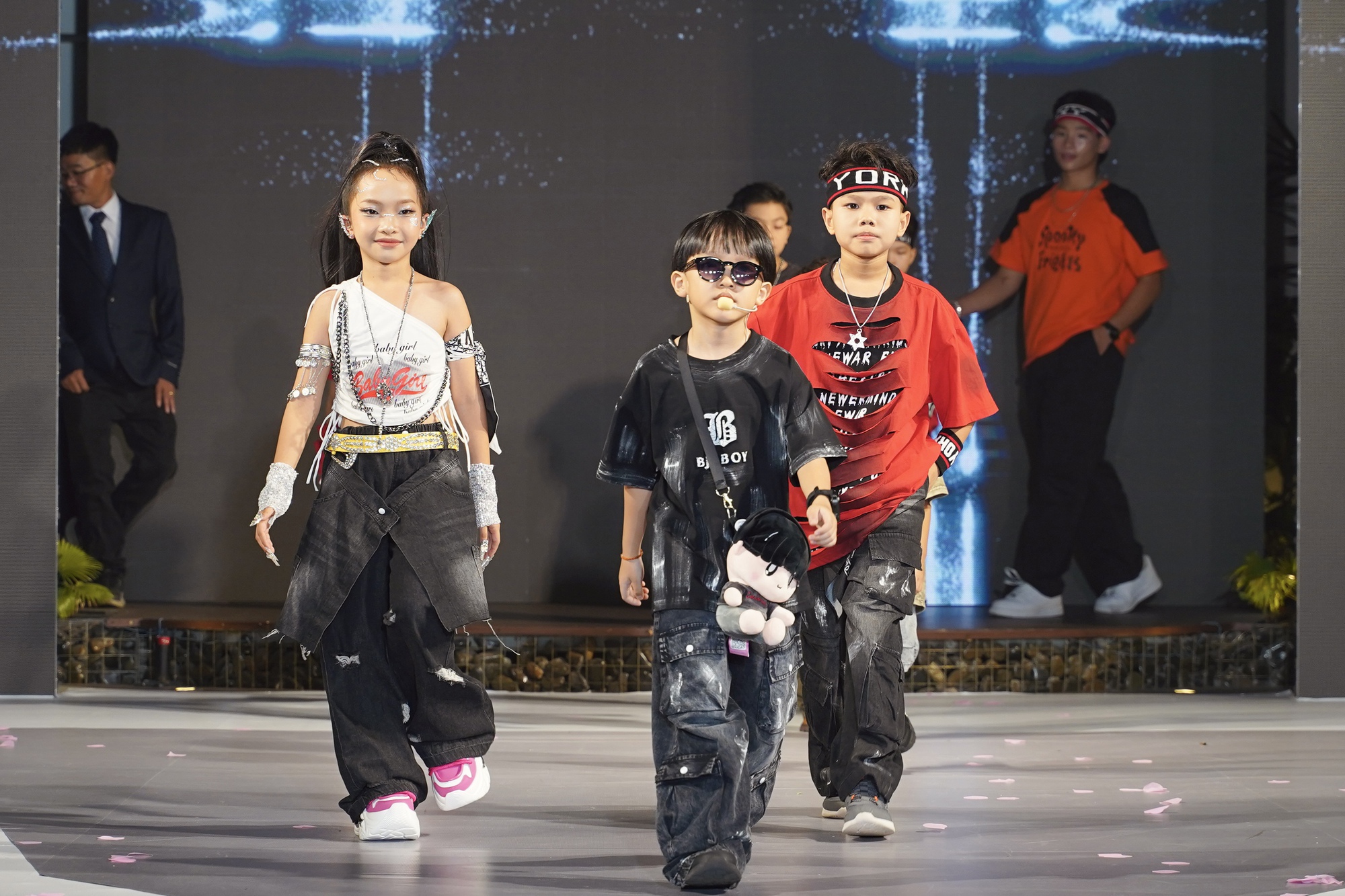 “Em Bé Chất” Xệ Xệ làm vedette, khuấy động sàn diễn thời trang nhí- Ảnh 1. “Em Bé Chất” Xệ Xệ làm vedette, khuấy động sàn diễn thời trang nhí- Ảnh 1.