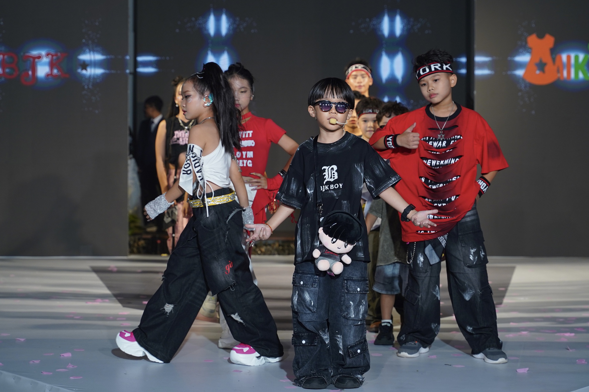 “Em Bé Chất” Xệ Xệ làm vedette, khuấy động sàn diễn thời trang nhí- Ảnh 2. “Em Bé Chất” Xệ Xệ làm vedette, khuấy động sàn diễn thời trang nhí- Ảnh 2.