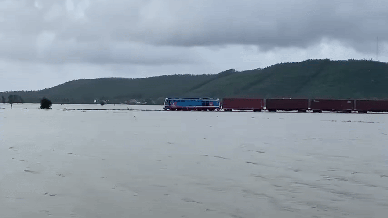 [CLIP] Tàu hỏa chạy 