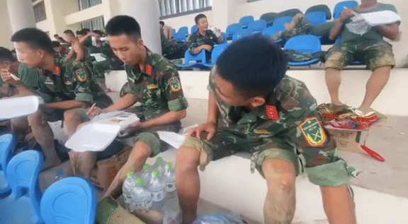 Những bữa ăn sáng lúc... 6h tối: Chữ thương viết thế nào cũng không đủ - Ảnh 6.