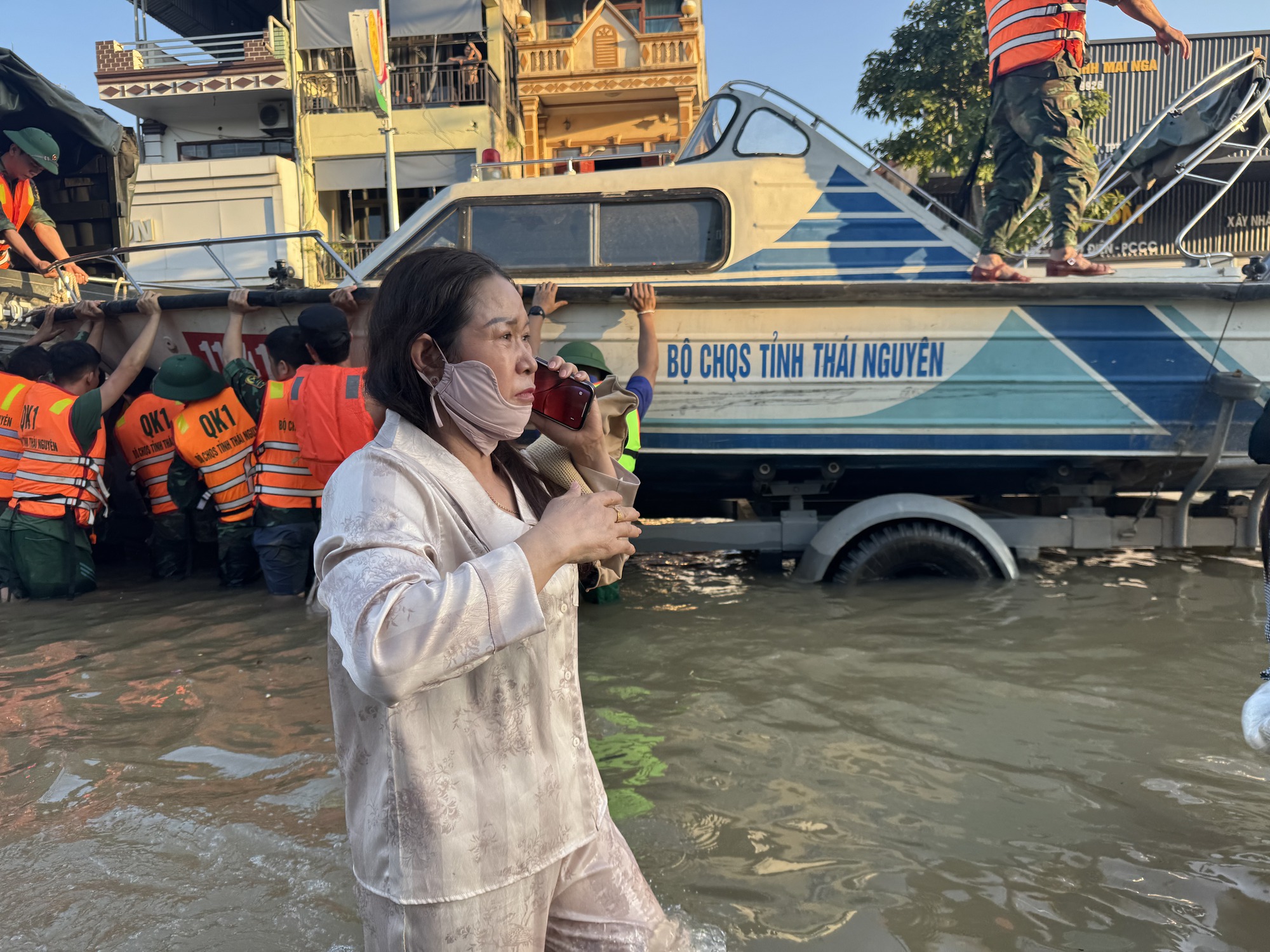 Thái Nguyên và những giọt nước mắt trong lũ dữ: &quot;Con cháu tôi 3 ngày nay không có cơm&quot;- Ảnh 2.