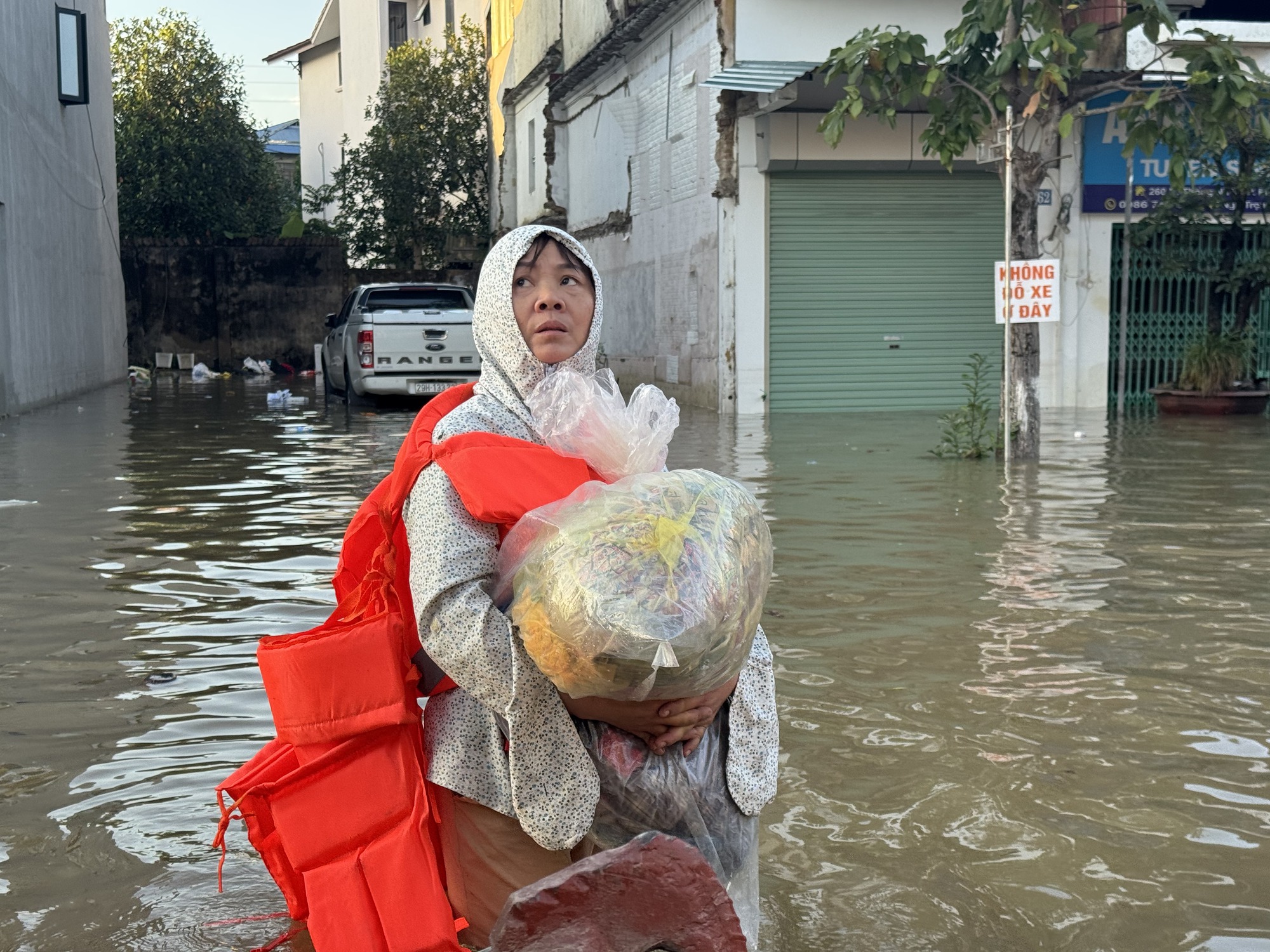 Thái Nguyên và những giọt nước mắt trong lũ dữ: &quot;Con cháu tôi 3 ngày nay không có cơm&quot;- Ảnh 4.