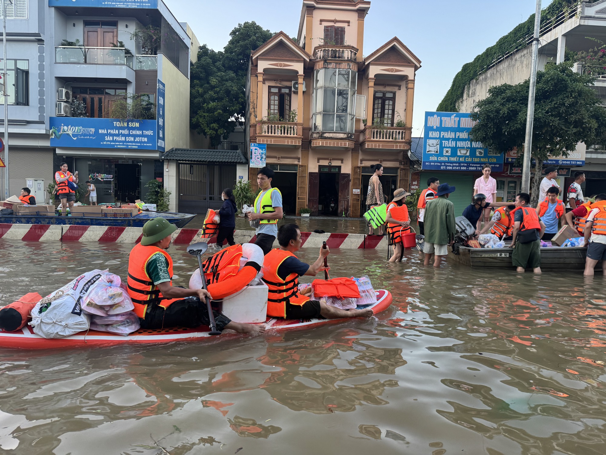 Thái Nguyên và những giọt nước mắt trong lũ dữ: &quot;Con cháu tôi 3 ngày nay không có cơm&quot;- Ảnh 1.