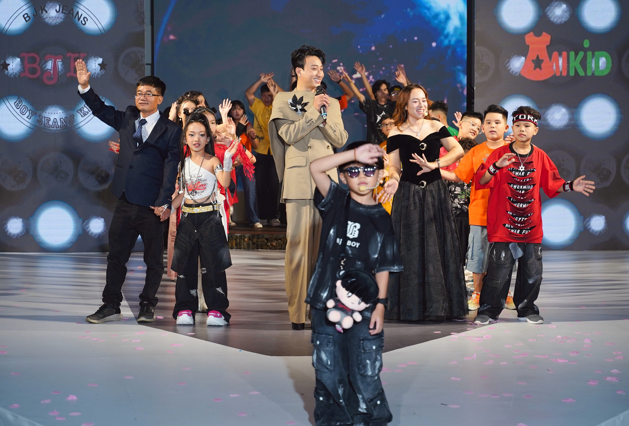 “Em Bé Chất” Xệ Xệ làm vedette, khuấy động sàn diễn thời trang nhí- Ảnh 5. “Em Bé Chất” Xệ Xệ làm vedette, khuấy động sàn diễn thời trang nhí- Ảnh 5.