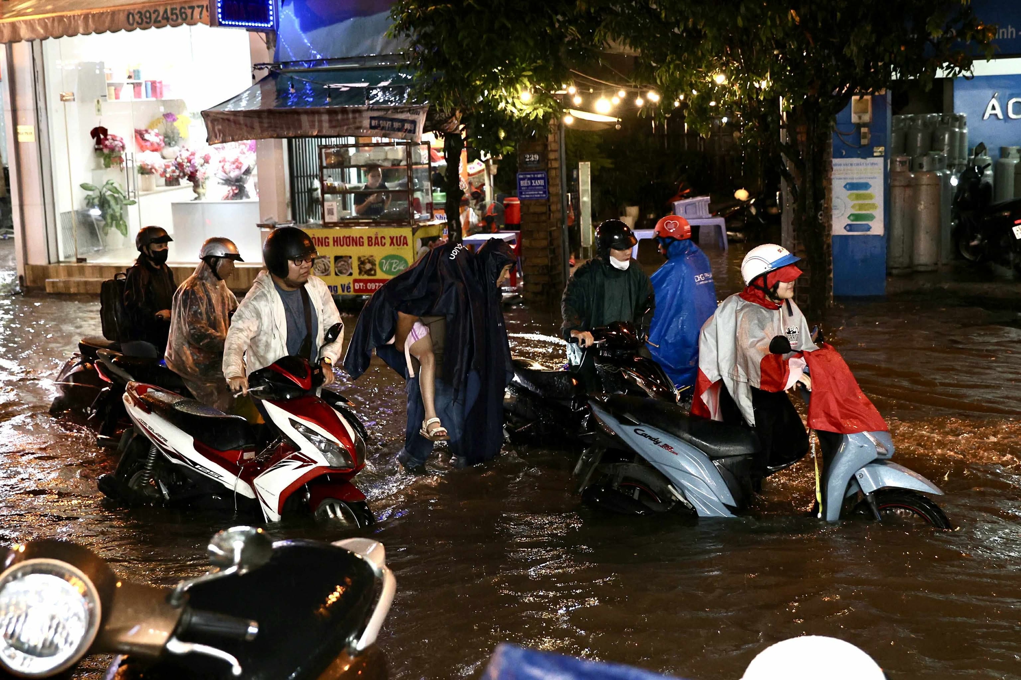 Đến lượt TP.HCM mưa và ngập! - Ảnh 7. Đến lượt TP.HCM mưa và ngập! - Ảnh 7.
