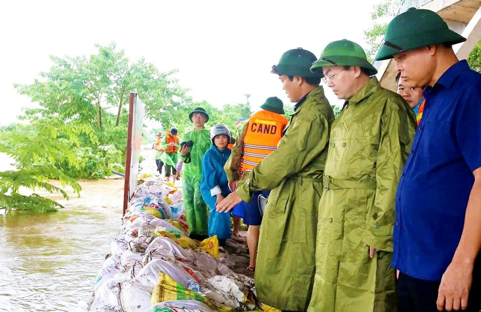 Lũ sông Cầu đạt đỉnh, trung tâm tỉnh Thái Nguyên chìm trong biển nước - Ảnh 7.