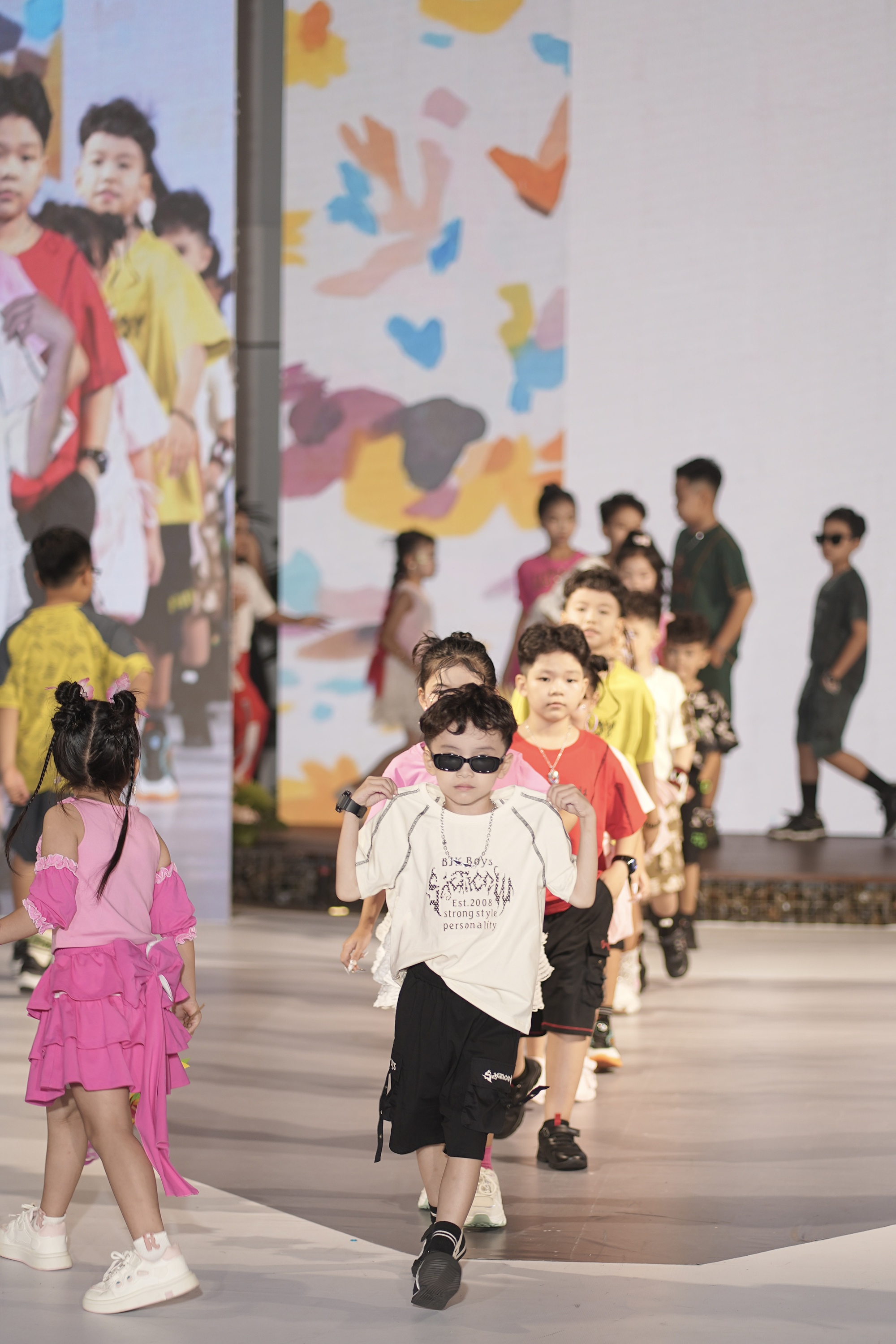 “Em Bé Chất” Xệ Xệ làm vedette, khuấy động sàn diễn thời trang nhí- Ảnh 11. “Em Bé Chất” Xệ Xệ làm vedette, khuấy động sàn diễn thời trang nhí- Ảnh 11.