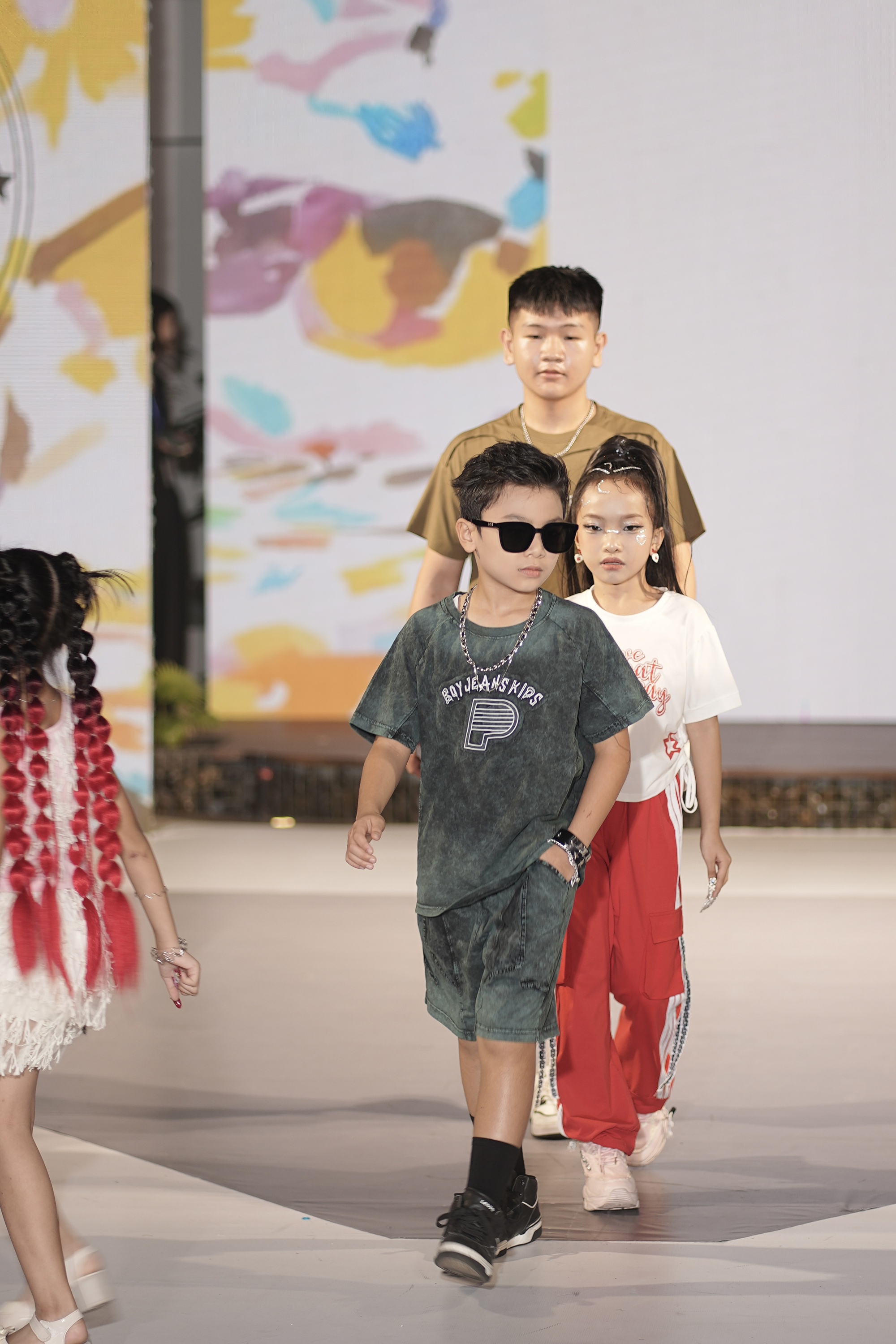 “Em Bé Chất” Xệ Xệ làm vedette, khuấy động sàn diễn thời trang nhí- Ảnh 10. “Em Bé Chất” Xệ Xệ làm vedette, khuấy động sàn diễn thời trang nhí- Ảnh 10.