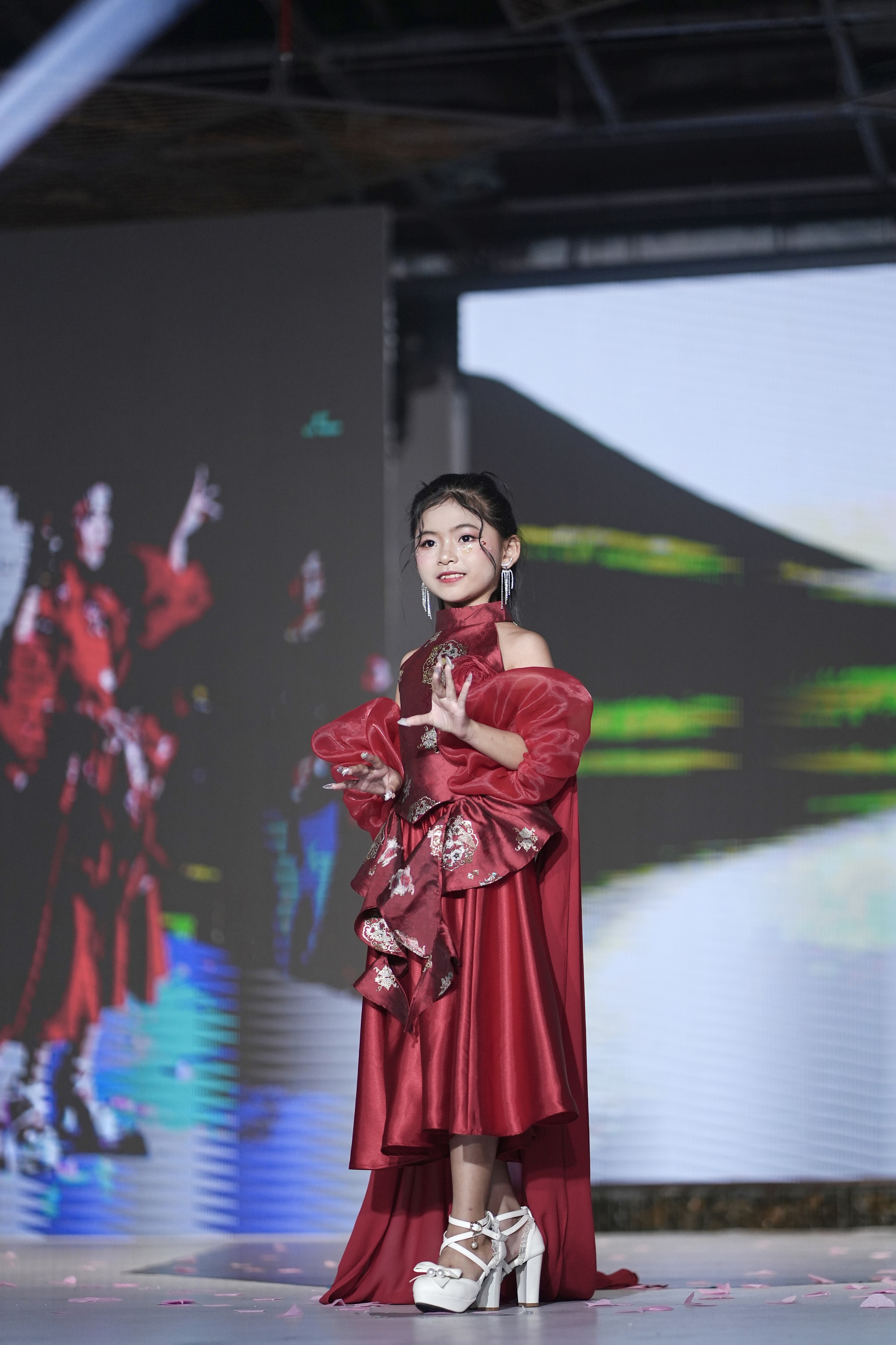 “Em Bé Chất” Xệ Xệ làm vedette, khuấy động sàn diễn thời trang nhí- Ảnh 19. “Em Bé Chất” Xệ Xệ làm vedette, khuấy động sàn diễn thời trang nhí- Ảnh 19.