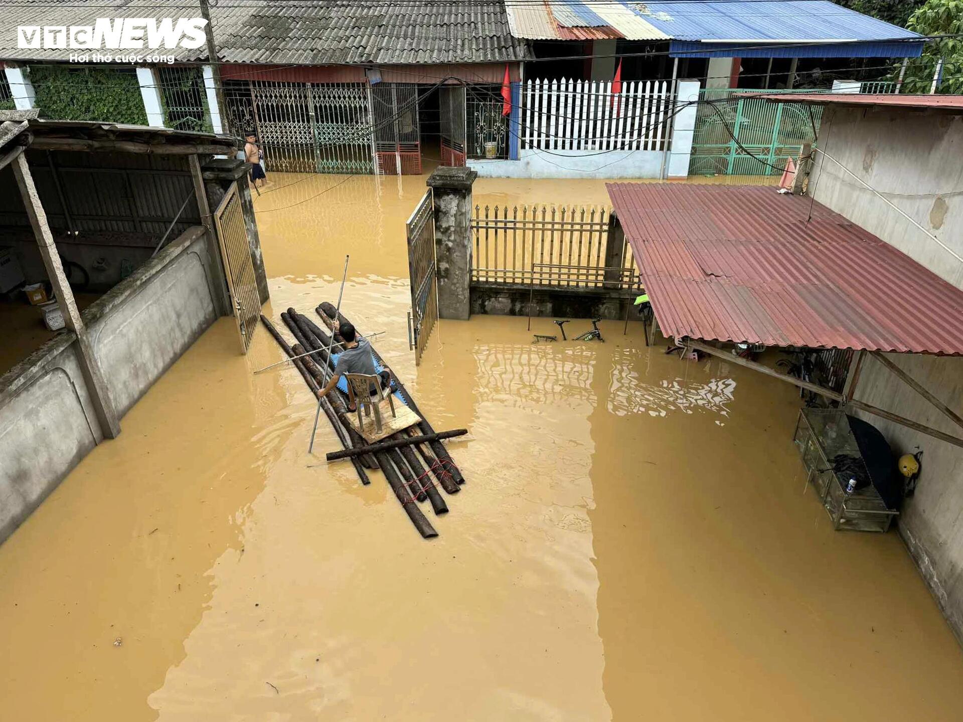 Lũ lịch sử 60 năm ở Thái Nguyên, dân bắc thang lên tầng 2 chạy lụt - Ảnh 13.