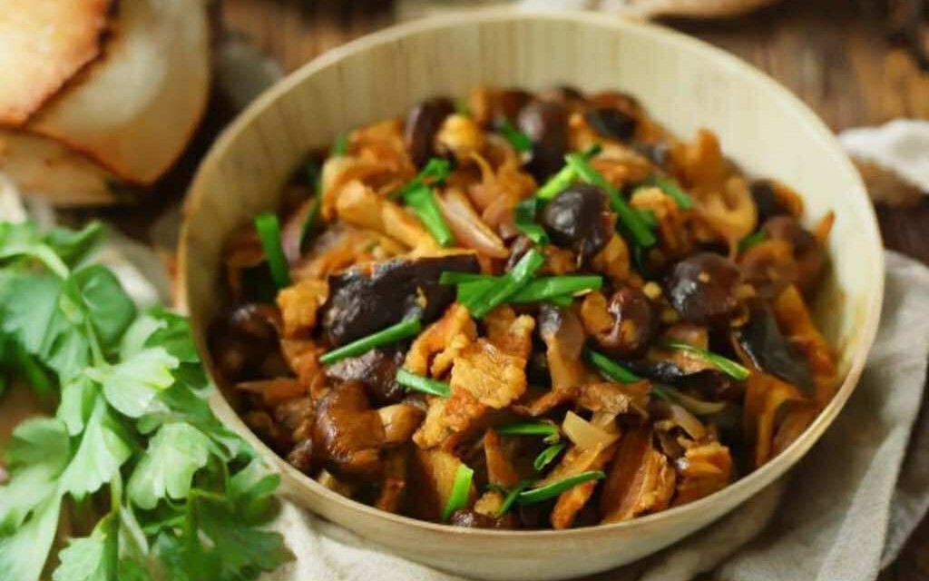 Thịt ba chỉ nấu thế này ngon tuyệt hảo, nước dùng sóng sánh rưới lên cơm nóng ăn &quot;bao phê&quot;