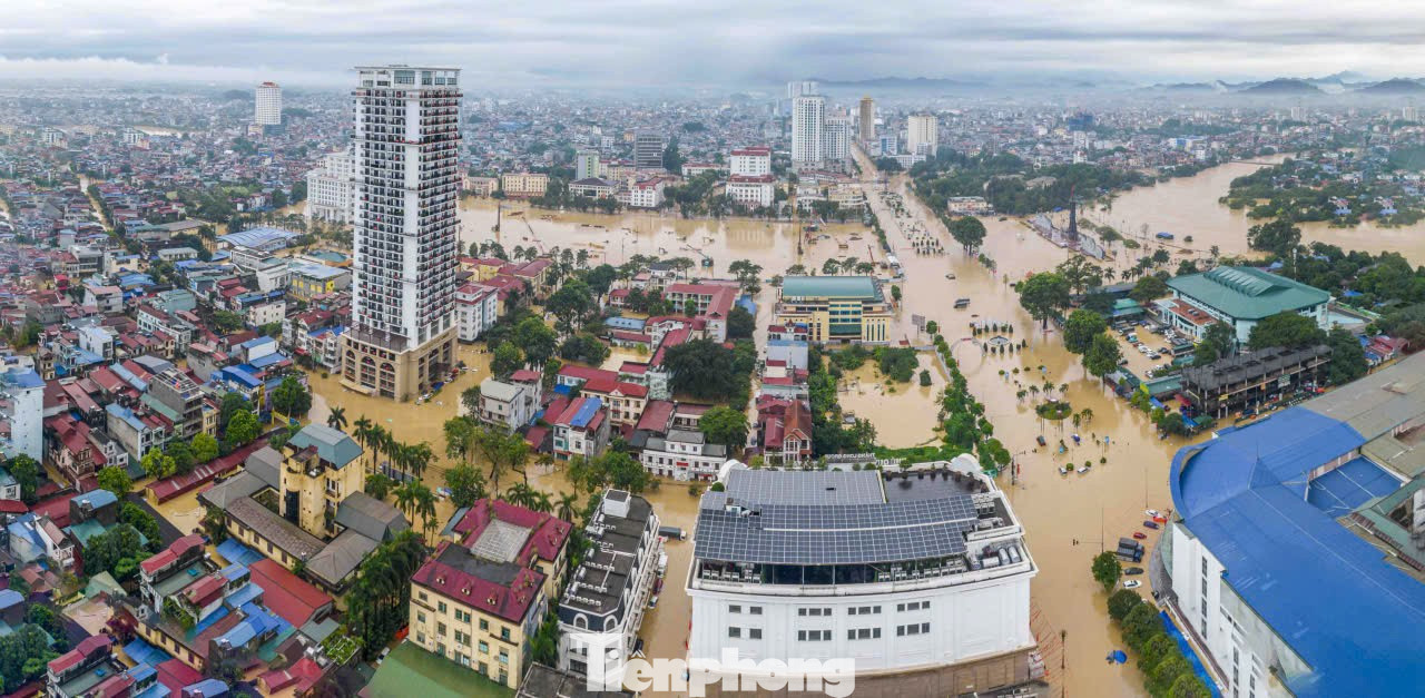 Lũ sông Cầu đạt đỉnh, trung tâm tỉnh Thái Nguyên chìm trong biển nước - Ảnh 1.