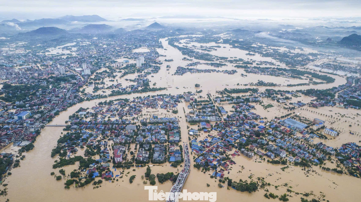 Lũ sông Cầu đạt đỉnh, trung tâm tỉnh Thái Nguyên chìm trong biển nước - Ảnh 4.