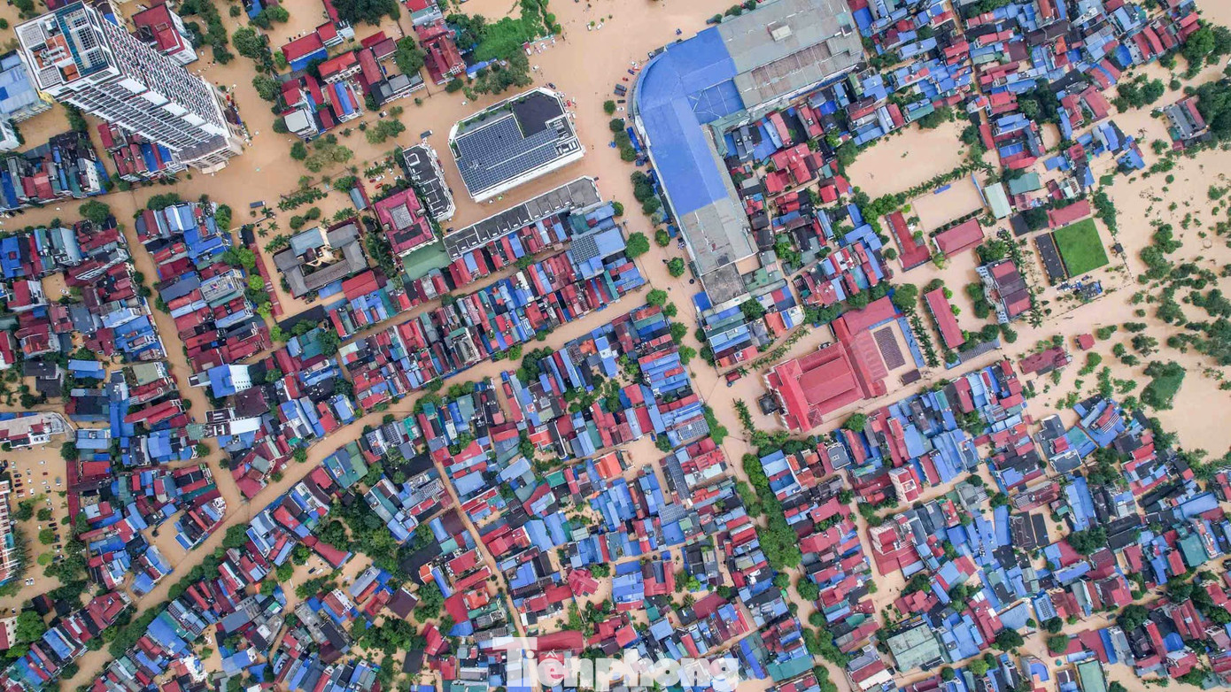 Lũ sông Cầu đạt đỉnh, trung tâm tỉnh Thái Nguyên chìm trong biển nước - Ảnh 3.