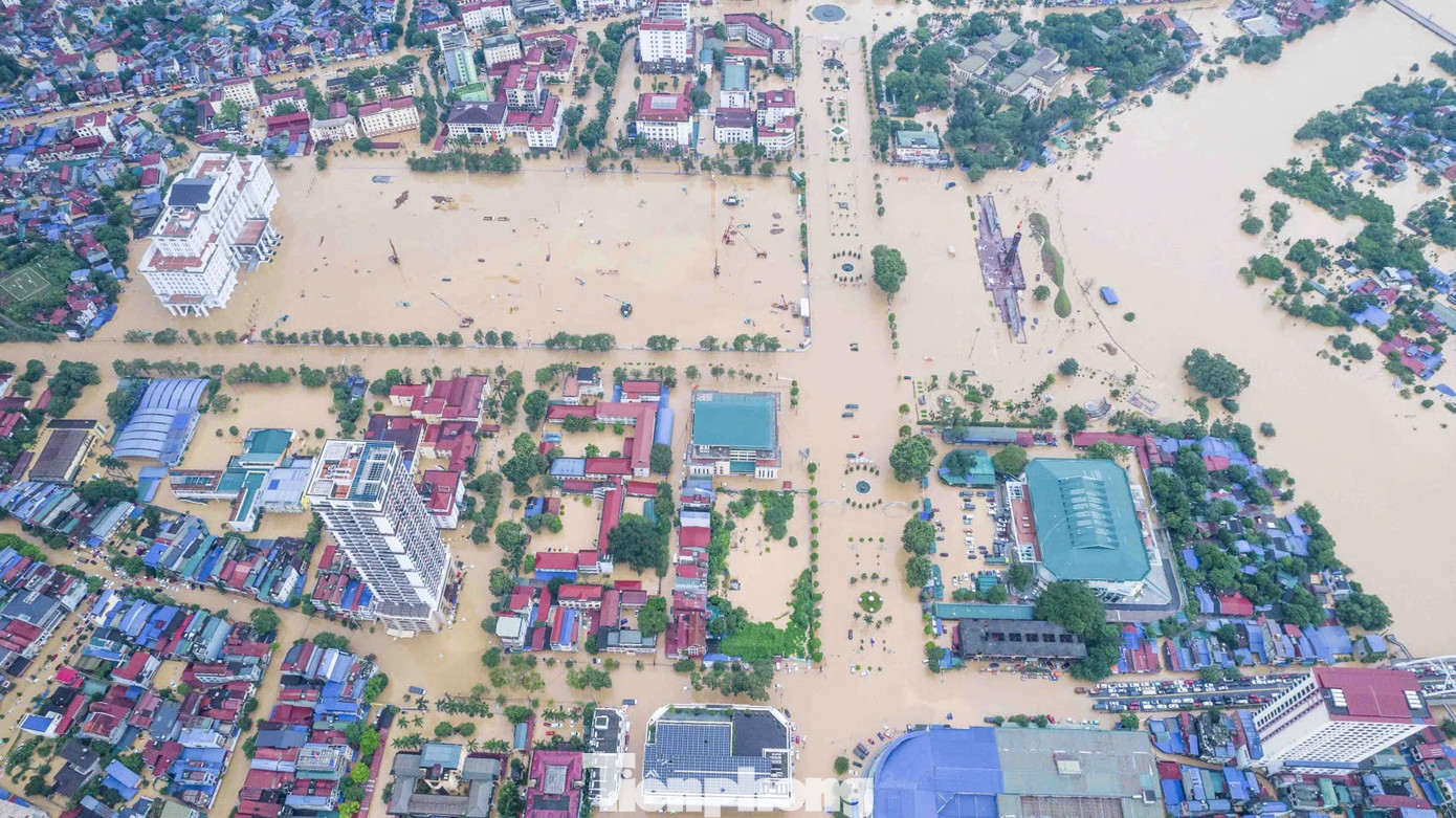Lũ sông Cầu đạt đỉnh, trung tâm tỉnh Thái Nguyên chìm trong biển nước - Ảnh 2.