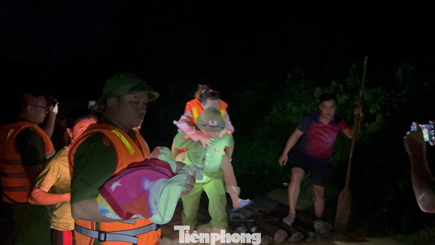 Trắng đêm cứu dân giữa dòng nước lũ ở Lạng Sơn - Ảnh 5. Trắng đêm cứu dân giữa dòng nước lũ ở Lạng Sơn - Ảnh 5.