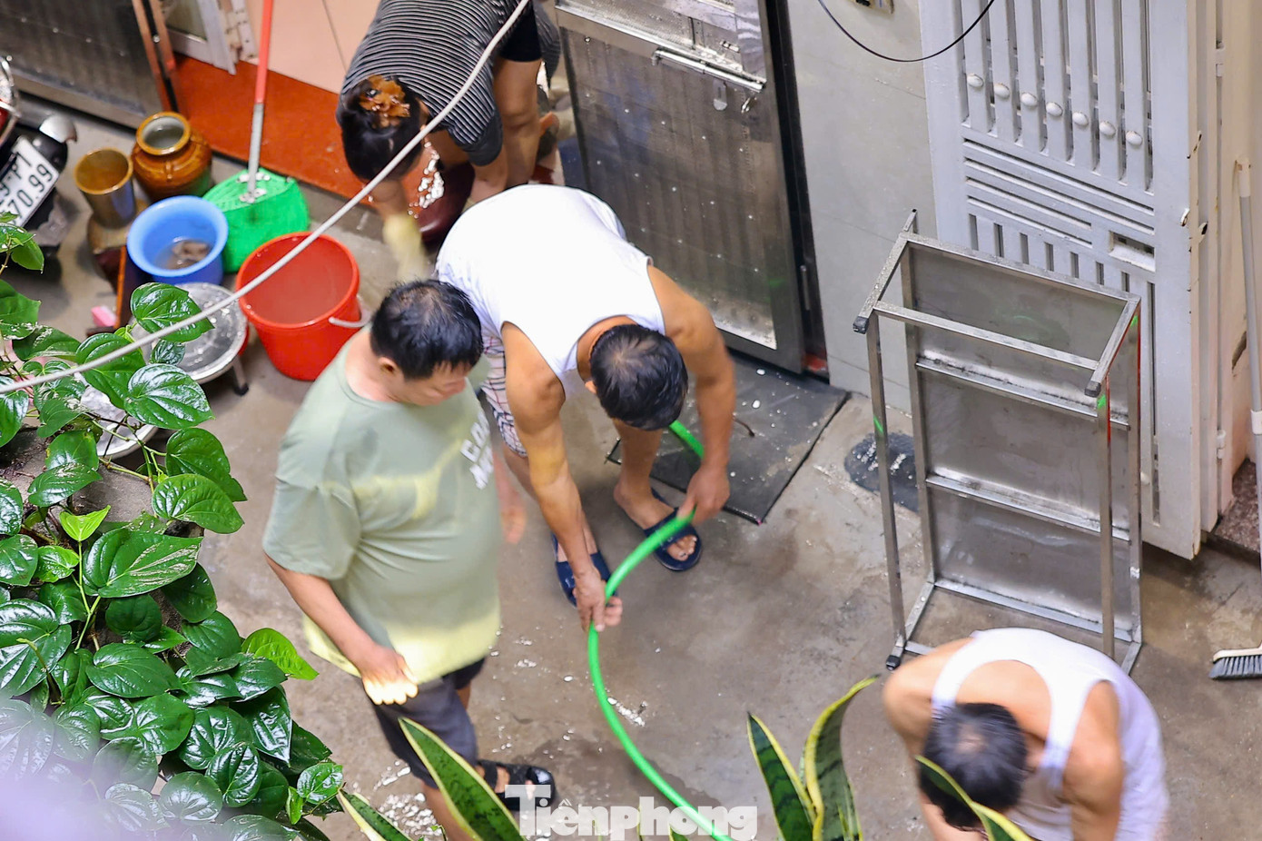 Người Hà Nội thức trắng cứu xe, dọn nhà giữa ngổn ngang bùn nước - Ảnh 14.