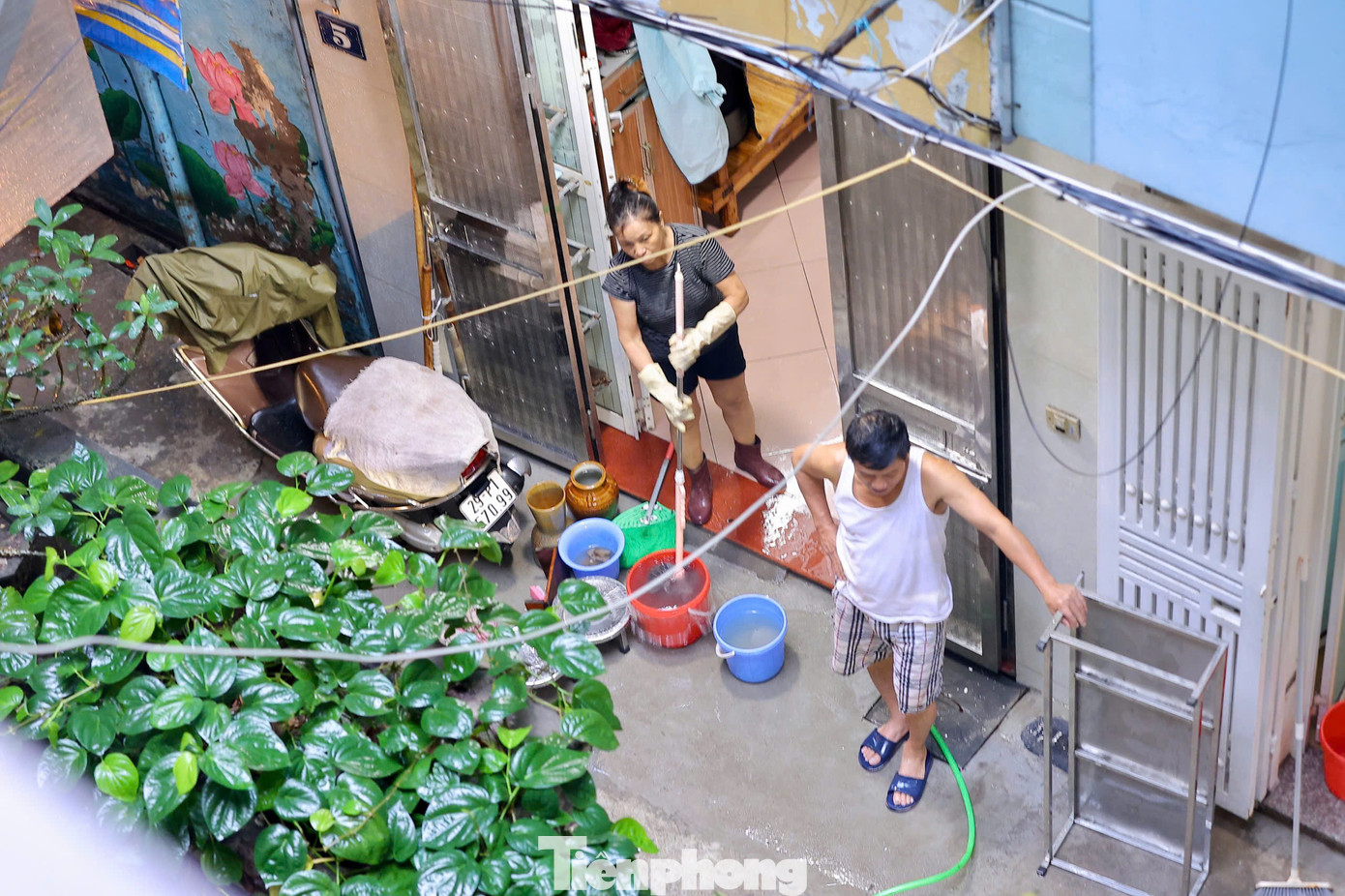 Người Hà Nội thức trắng cứu xe, dọn nhà giữa ngổn ngang bùn nước - Ảnh 13.
