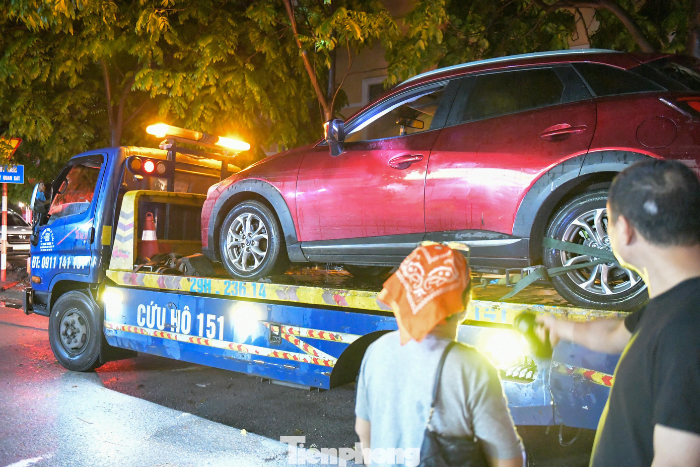 Người Hà Nội thức trắng cứu xe, dọn nhà giữa ngổn ngang bùn nước - Ảnh 2.