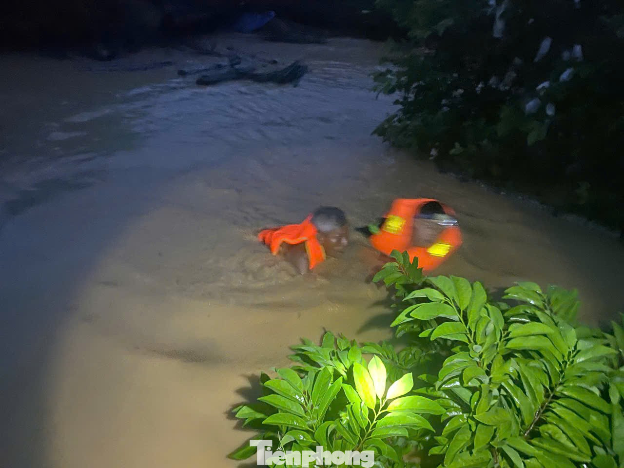 Trắng đêm cứu dân giữa dòng nước lũ ở Lạng Sơn - Ảnh 3. Trắng đêm cứu dân giữa dòng nước lũ ở Lạng Sơn - Ảnh 3.