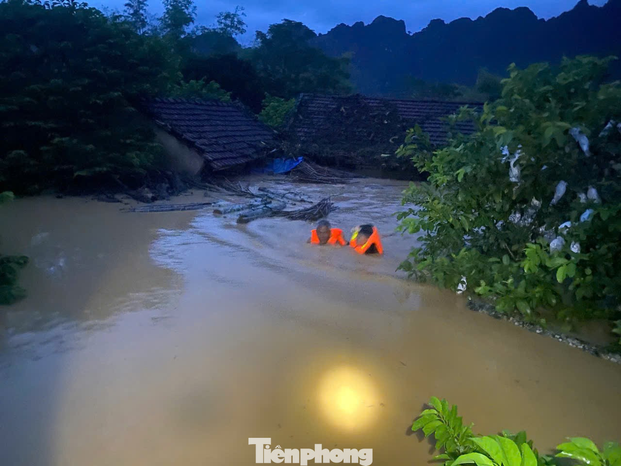 Trắng đêm cứu dân giữa dòng nước lũ ở Lạng Sơn - Ảnh 2. Trắng đêm cứu dân giữa dòng nước lũ ở Lạng Sơn - Ảnh 2.
