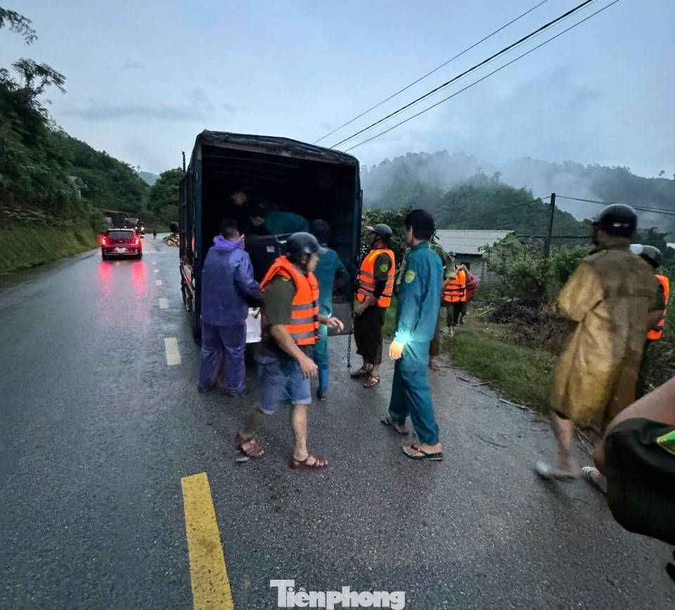 Trắng đêm cứu dân giữa dòng nước lũ ở Lạng Sơn - Ảnh 8. Trắng đêm cứu dân giữa dòng nước lũ ở Lạng Sơn - Ảnh 8.