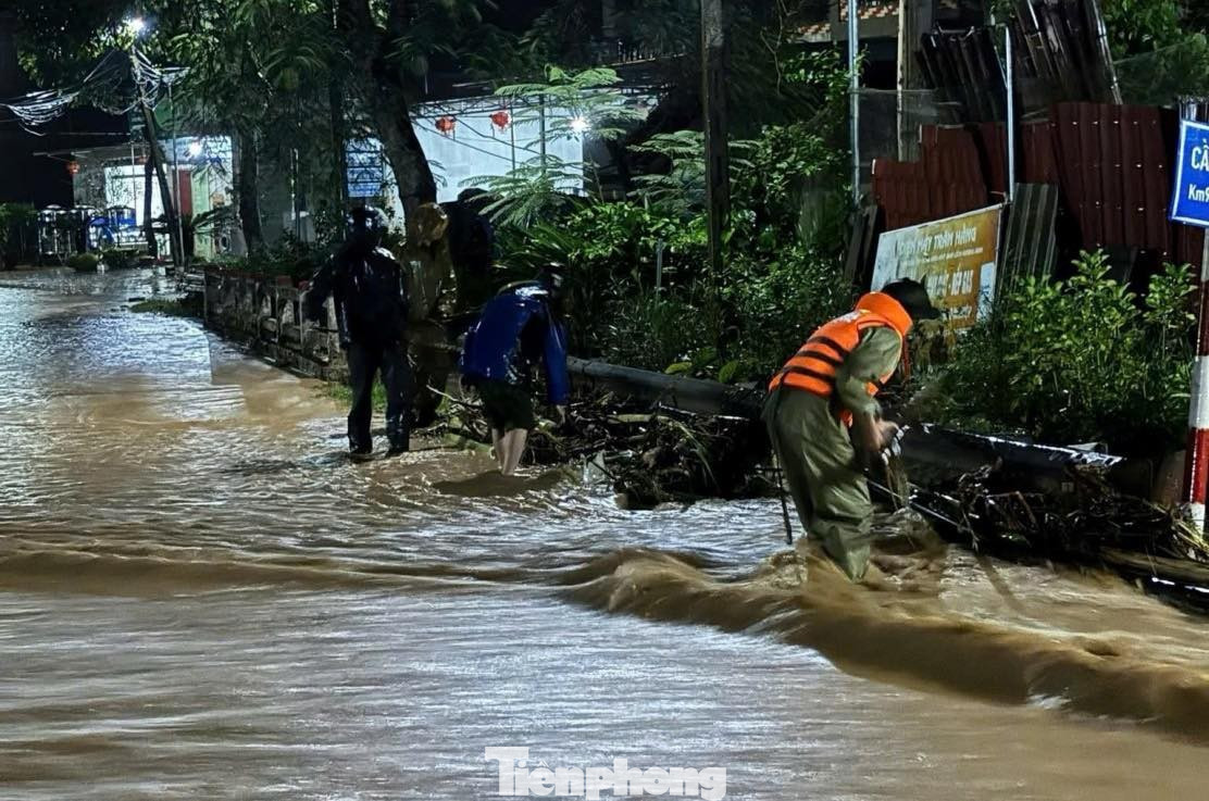 Trắng đêm cứu dân giữa dòng nước lũ ở Lạng Sơn - Ảnh 4. Trắng đêm cứu dân giữa dòng nước lũ ở Lạng Sơn - Ảnh 4.