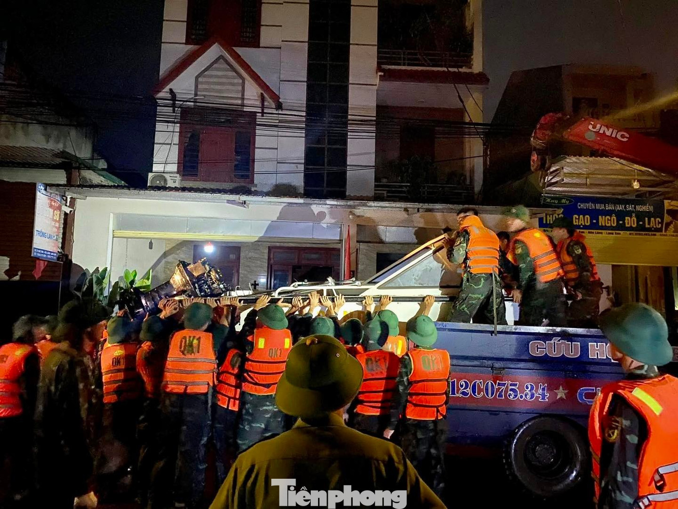 Trắng đêm cứu dân giữa dòng nước lũ ở Lạng Sơn - Ảnh 7. Trắng đêm cứu dân giữa dòng nước lũ ở Lạng Sơn - Ảnh 7.